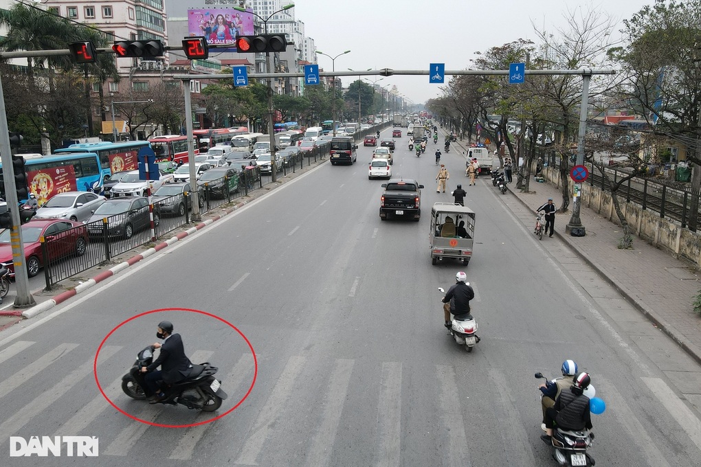 Đua nhau vượt đèn đỏ ở Hà Nội: Do tâm lý đám đông - 3 Đua nhau vượt đèn đỏ ở Hà Nội: Do tâm lý đám đông - 3