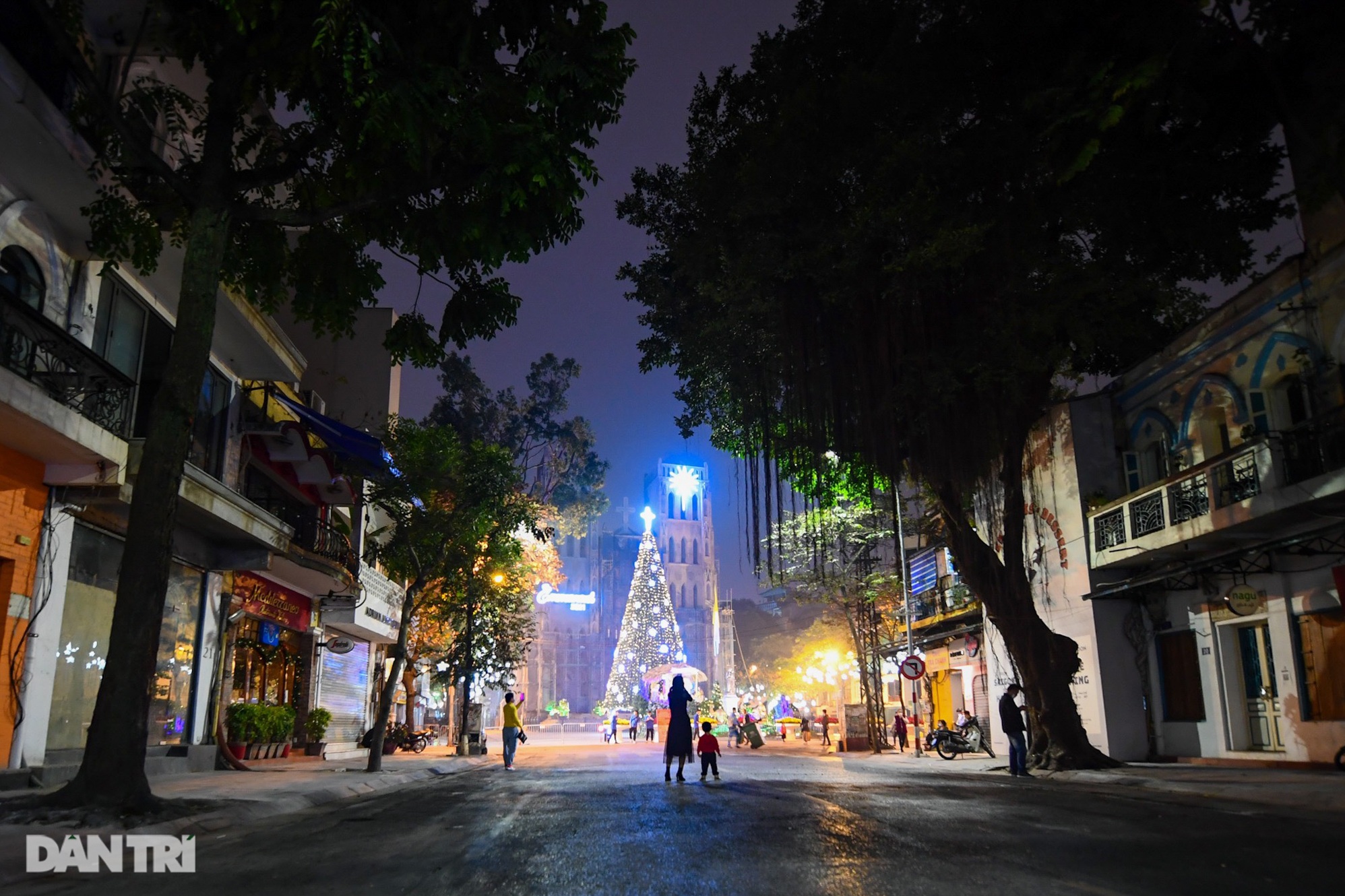 Đêm Giáng sinh đặc biệt chưa từng thấy giữa mùa dịch Covid-19 ở Hà Nội - 1 Đêm Giáng sinh đặc biệt chưa từng thấy giữa mùa dịch Covid-19 ở Hà Nội - 1