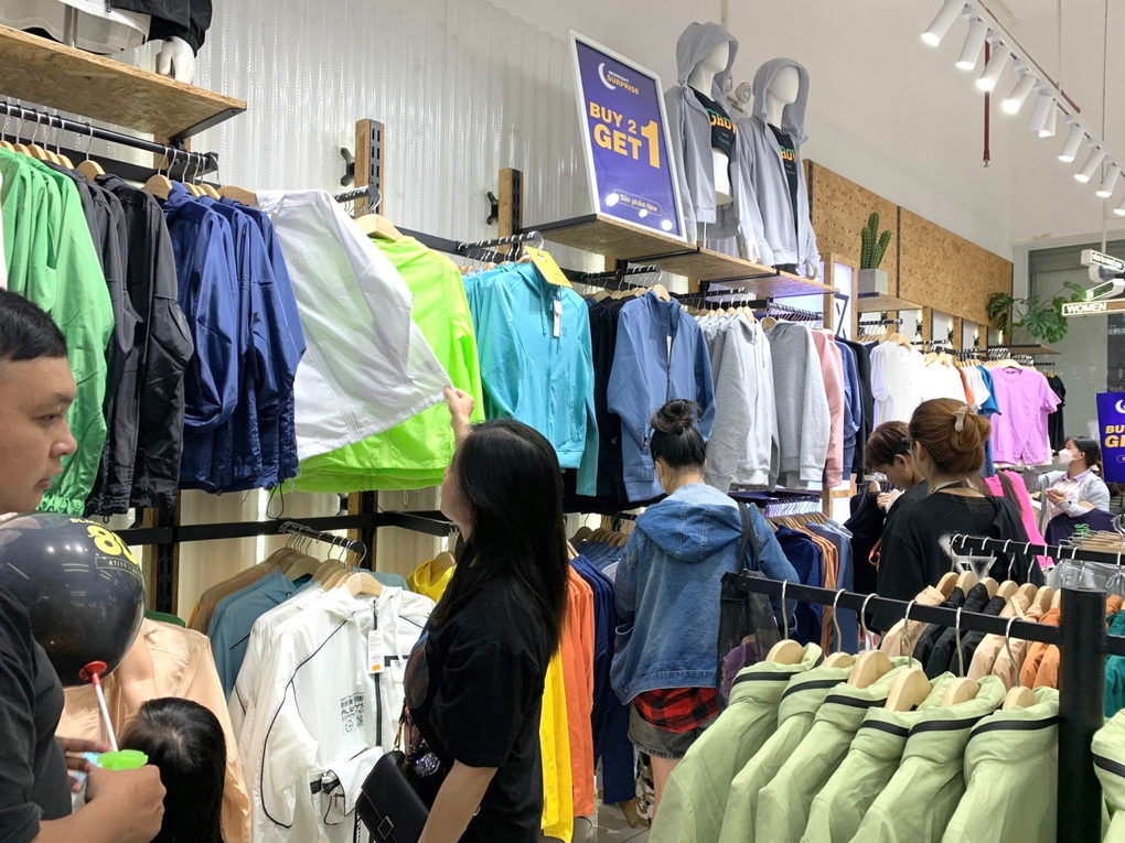 Couple TX mở sale giữa đêm, thu hút nhiều khách hàng mua sắm - 3 Couple TX mở sale giữa đêm, thu hút nhiều khách hàng mua sắm - 3