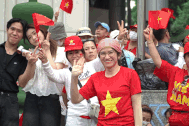 Hàng chục nghìn người đổ về trung tâm TPHCM chờ xem sơ duyệt diễu binh