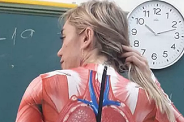 Cô giáo dạy Giải phẫu học gây sốc khi mặc trang phục "giáo cụ trực quan" đến trường