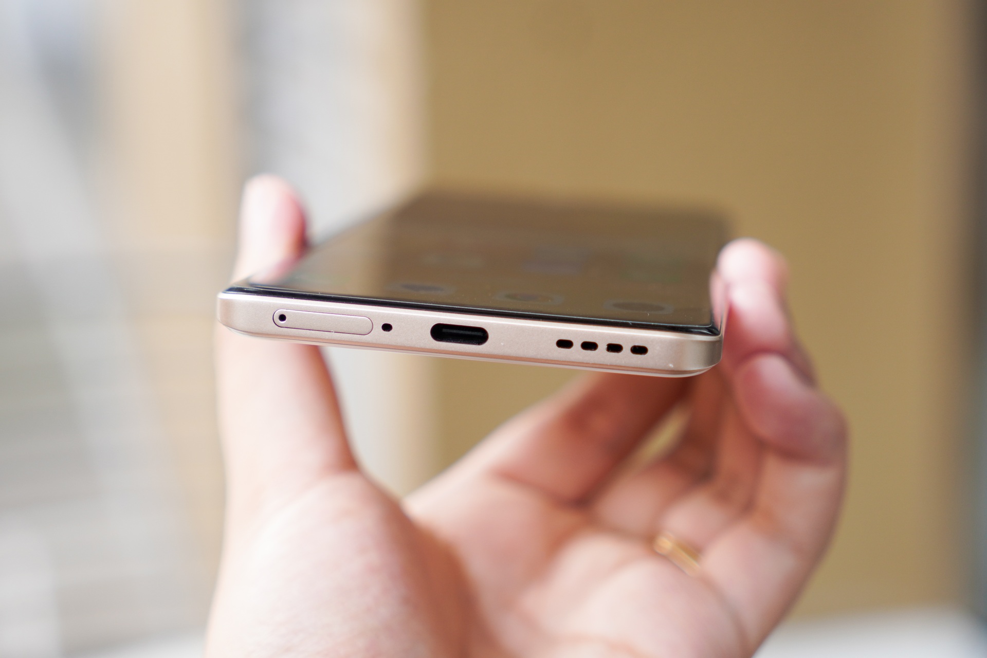 realme 15 Pro៖ ដំណើរការល្អ AI ចម្រុះ ប៉ុន្តែការរចនាត្រូវការការកែលម្អ - ៥ realme 15 Pro: Hiệu suất tốt, AI đa dạng nhưng thiết kế cần cải thiện - 5