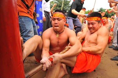 Hội đền Trấn Vũ: “Đấu sĩ” cuồn cuộn cơ bắp thi kéo co ngồi