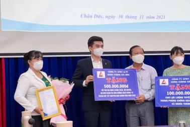 CEO Hưng Vượng Holdings trực tiếp trao tặng 6.000 bộ KIT test Covid-19 và kinh phí tới huyện Châu Đức