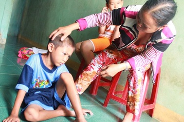 Cháu bé bị mẹ kế bạo hành muốn vào trại trẻ mồ côi