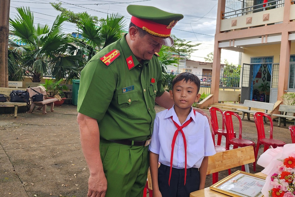 Tặng bằng khen, sổ tiết kiệm cho học sinh cứu bạn trong vụ thảm sát - 2 Tặng bằng khen, sổ tiết kiệm cho học sinh cứu bạn trong vụ thảm sát - 2