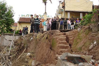 Đất lở, tượng… “lo”