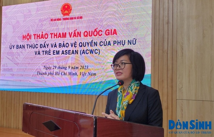 Bà Hà Thị Minh Đức, Phó Vụ trưởng Vụ Hợp tác quốc tế (Bộ LĐ-TB&XH, Đại diện ACWC về Quyền Phụ nữ của Việt Nam) phát biểu khai mạc Hội thảo.