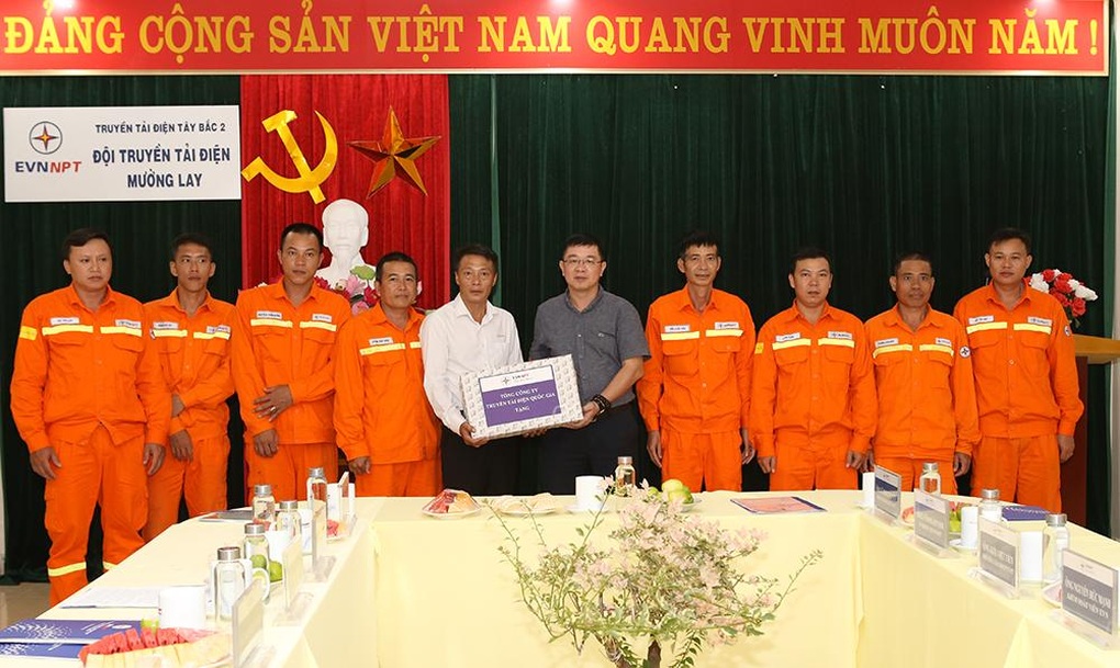 Tổng giám đốc EVNNPT kiểm tra vận hành tại Truyền tải điện Tây Bắc 2 - 11 Tổng giám đốc EVNNPT kiểm tra vận hành tại Truyền tải điện Tây Bắc 2 - 11