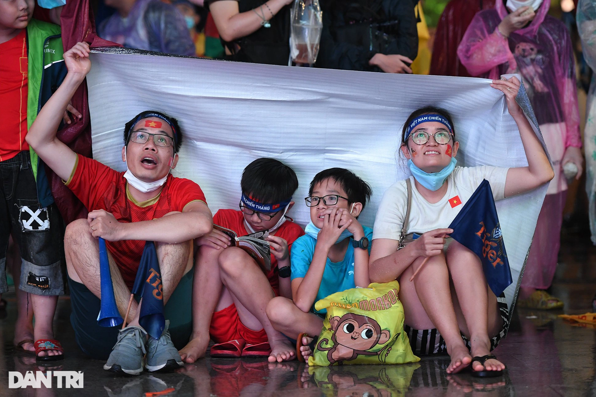 Cổ động viên TPHCM dầm mưa mừng chiến thắng của U23 Việt Nam - 13 Cổ động viên TPHCM dầm mưa mừng chiến thắng của U23 Việt Nam - 13