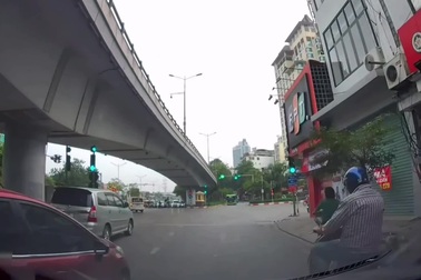 Ô tô lạng lách khó hiểu trên đường, suýt vượt đèn đỏ