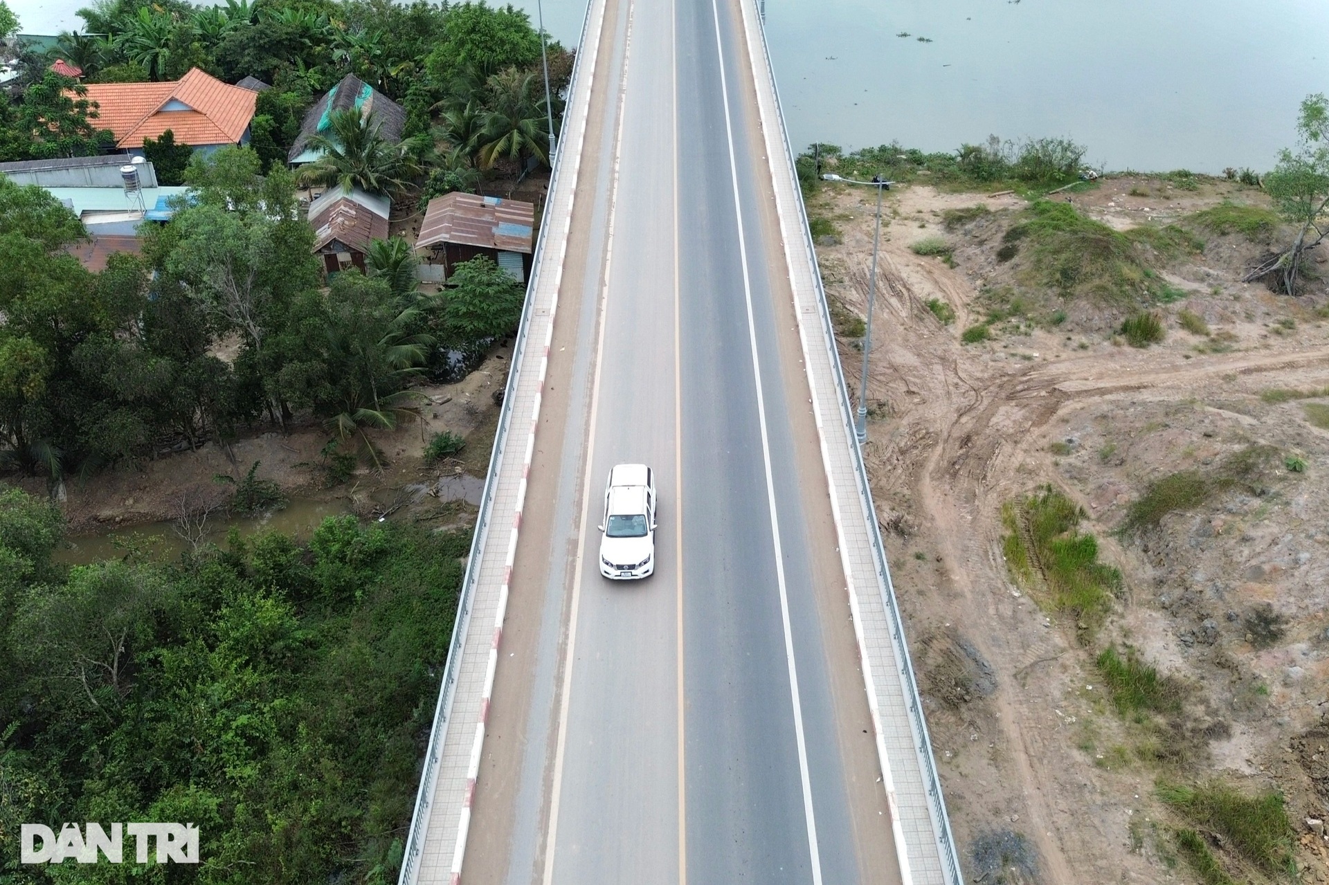 Đất, cát phủ vàng cây cầu ở TPHCM - 9 Đất, cát phủ vàng cây cầu ở TPHCM - 9