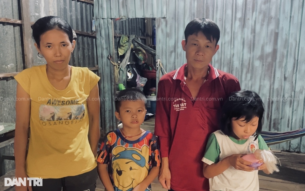 Chồng nghèo nuôi vợ khờ và 2 con thơ thất học trong căn nhà dột nát - 1 Chồng nghèo nuôi vợ khờ và 2 con thơ thất học trong căn nhà dột nát - 1