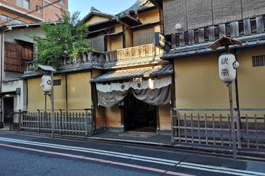 Ryokan trăm tuổi độc đáo ở thị trấn yên tĩnh