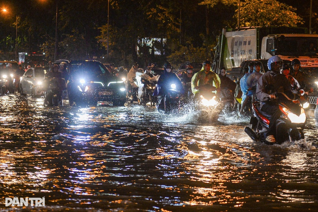 Nhiều tuyến phố ở Hà Nội ngập sâu, xe máy phải dắt bộ - 2 Nhiều tuyến phố ở Hà Nội ngập sâu, xe máy phải dắt bộ - 2