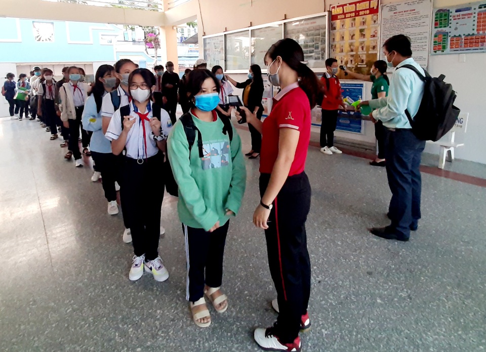 Nhiều tỉnh tăng cường phòng dịch ngày đầu tiên học sinh trở lại trường - 7 Nhiều tỉnh tăng cường phòng dịch ngày đầu tiên học sinh trở lại trường - 7