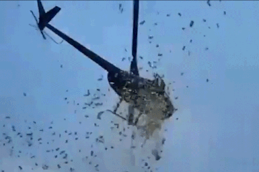 "Cơn mưa" tiền khiến 6 làn xe dừng lại, nguyên nhân gây xúc động