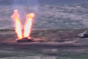 Armenia tung video xe tăng Azerbaijan bốc cháy dữ dội