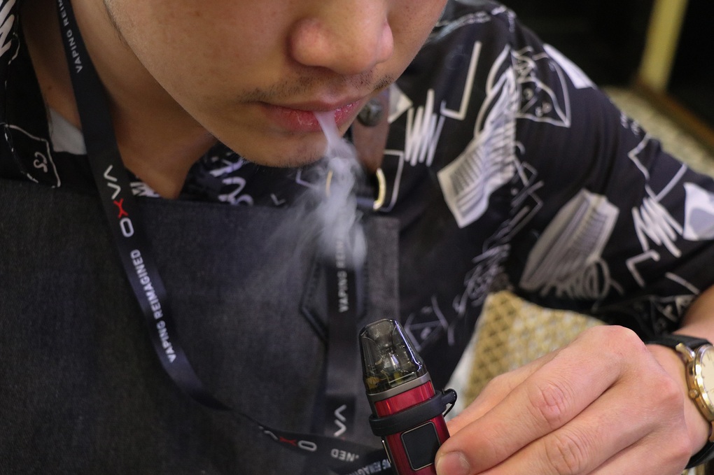 Bán thuốc lá điện tử cho thiếu niên có vi phạm pháp luật? - 1