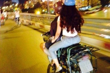 Cặp đôi hạnh phúc trên xe máy cà tàng lay động dân mạng