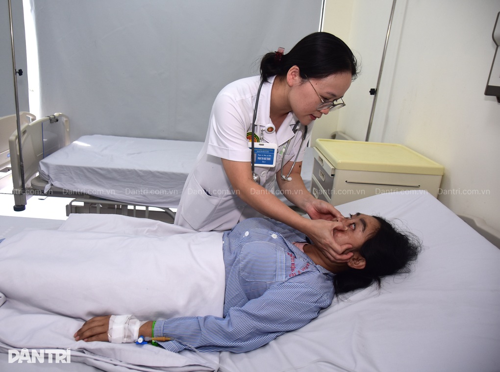 Người chồng dân tộc Hà Nhì: “Xin cho vợ tôi được sống để các con có mẹ!” - 1 Người chồng dân tộc Hà Nhì: “Xin cho vợ tôi được sống để các con có mẹ!” - 1