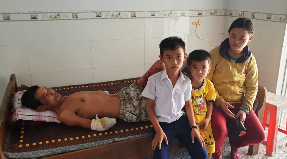 Xót xa người đàn ông đi kiếm cơm nuôi con bị phóng điện mất đôi bàn tay - 2 Xót xa người đàn ông đi kiếm cơm nuôi con bị phóng điện mất đôi bàn tay - 2
