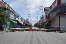 Cảnh vắng vẻ, nhà nhà cửa đóng then cài phòng dịch ở Bình Dương