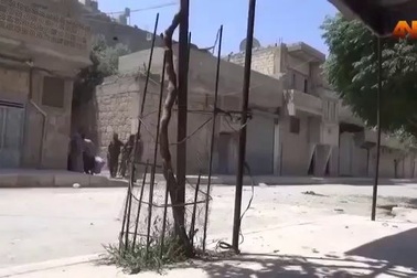 Đau lòng hình ảnh em bé Syria kéo khăn che mặt mẹ vì sợ IS