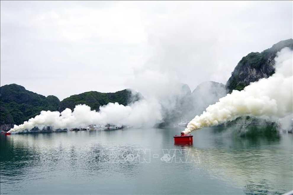 Xem chiến sĩ cảnh sát biển luyện chiến thuật bắn súng, pháo trên biển - 2 Xem chiến sĩ cảnh sát biển luyện chiến thuật bắn súng, pháo trên biển - 2