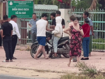 Mladá žena v Dak Laku vytrhla telefon a utekla, ale byla chycena z nečekaného důvodu - 2 Thiếu nữ ở Đắk Lắk giật điện thoại bỏ chạy nhưng bị tóm vì lý do không ngờ - 2