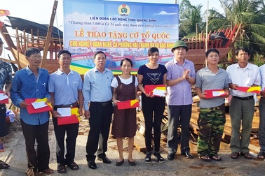 Lá cờ Tổ quốc và hành trình cùng ngư dân khẳng định chủ quyền biển đảo