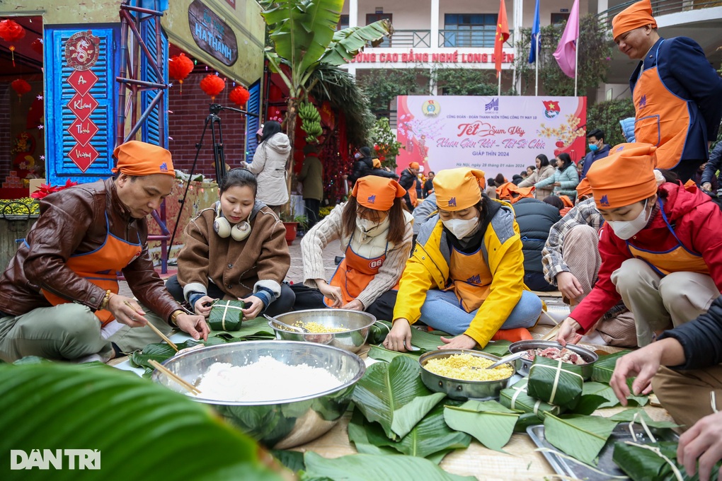 Công nhân may háo hức thi gói bánh chưng, làm giò xào - 1