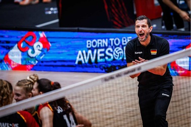 HLV Đức tiết lộ "tuyệt chiêu" đánh bại tuyển bóng chuyền nữ Việt Nam