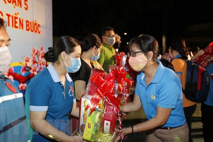 TP Hồ Chí Minh dự kiến chi gần 900 tỷ đồng chăm lo Tết cho người dân.
