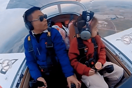 Strhující klip otce, jak letadlem vezme dceru domů na Tet - 1 Xôn xao clip bố dùng máy bay chở con gái về quê ăn Tết - 1