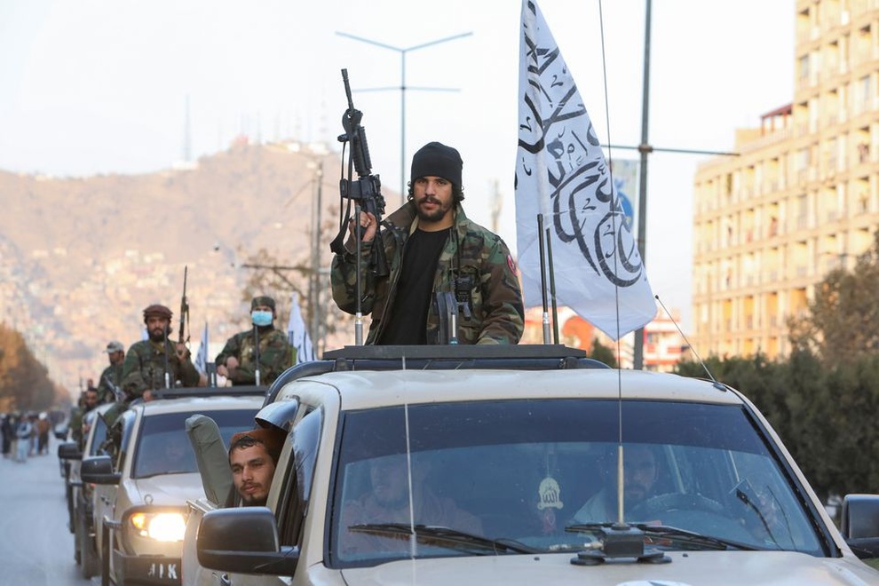 Taliban rầm rộ diễu hành bằng thiết giáp, vũ khí Mỹ ở thủ đô Kabul - 4 Taliban rầm rộ diễu hành bằng thiết giáp, vũ khí Mỹ ở thủ đô Kabul - 4