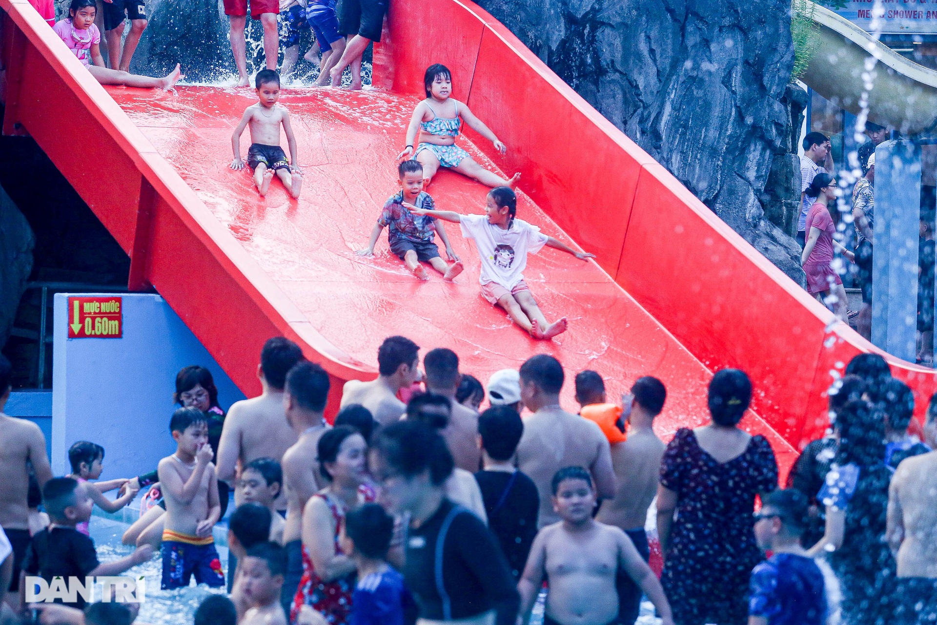Chen chân chật kín trong công viên nước ở Hà Nội ngày nghỉ lễ - 9