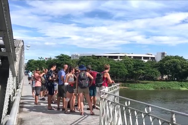 Du khách nước ngoài thích thú xem cảnh hàng trăm chiếc thuyền rồng trẩy hội Điện Hòn Chén (Video: Lê Nguyễn Đắc Quý)