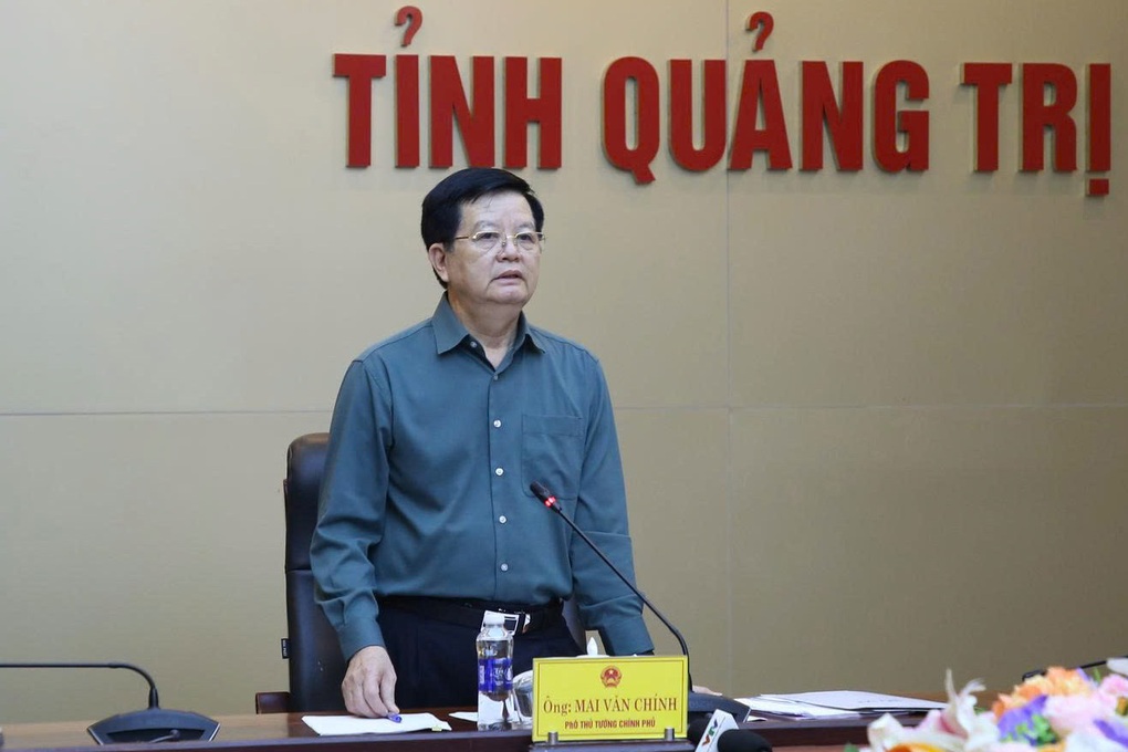 Hai Phó Thủ tướng thăm hỏi người dân vùng lũ và sạt lở ở miền Trung - 1 Hai Phó Thủ tướng thăm hỏi người dân vùng lũ và sạt lở ở miền Trung - 1