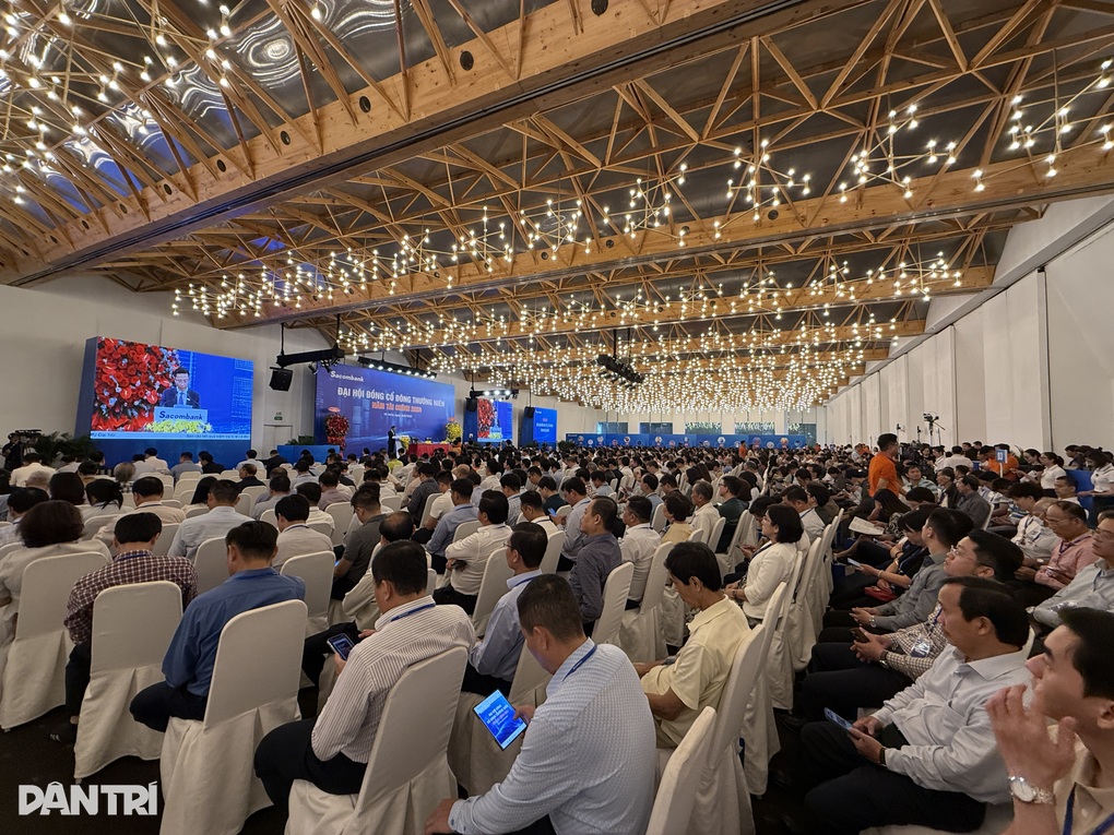 Ông Dương Công Minh: Sacombank sẽ tiếp tục cắt giảm nhân sự - 2 Ông Dương Công Minh: Sacombank sẽ tiếp tục cắt giảm nhân sự - 2