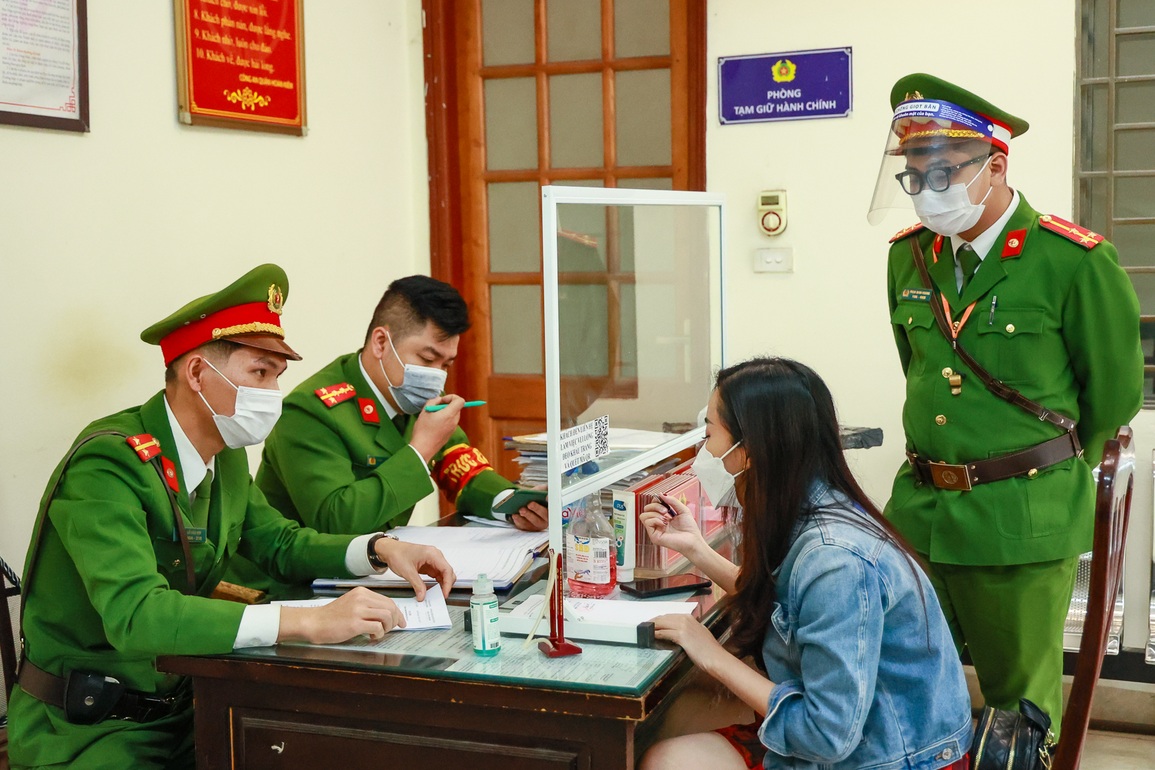 Cô gái bị phạt 2 triệu đồng vì không đeo khẩu trang khi chụp ảnh check-in - 1 Cô gái bị phạt 2 triệu đồng vì không đeo khẩu trang khi chụp ảnh check-in - 1
