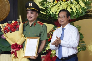 Trung tướng Mai Hoàng đại diện Công an TPHCM nhận thư khen của Thủ tướng