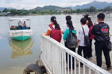 Cầu gỗ bị lũ cuốn trôi, 150 học sinh phải đi đò qua sông tới trường