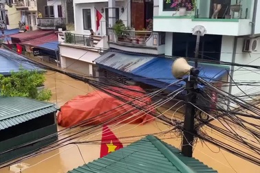 Ô tô bọc bạt trôi theo dòng nước lũ ở Thái Nguyên