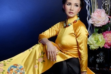 Hoa hậu Sonya Sương Đặng quý phái trong áo dài vàng quyền quý