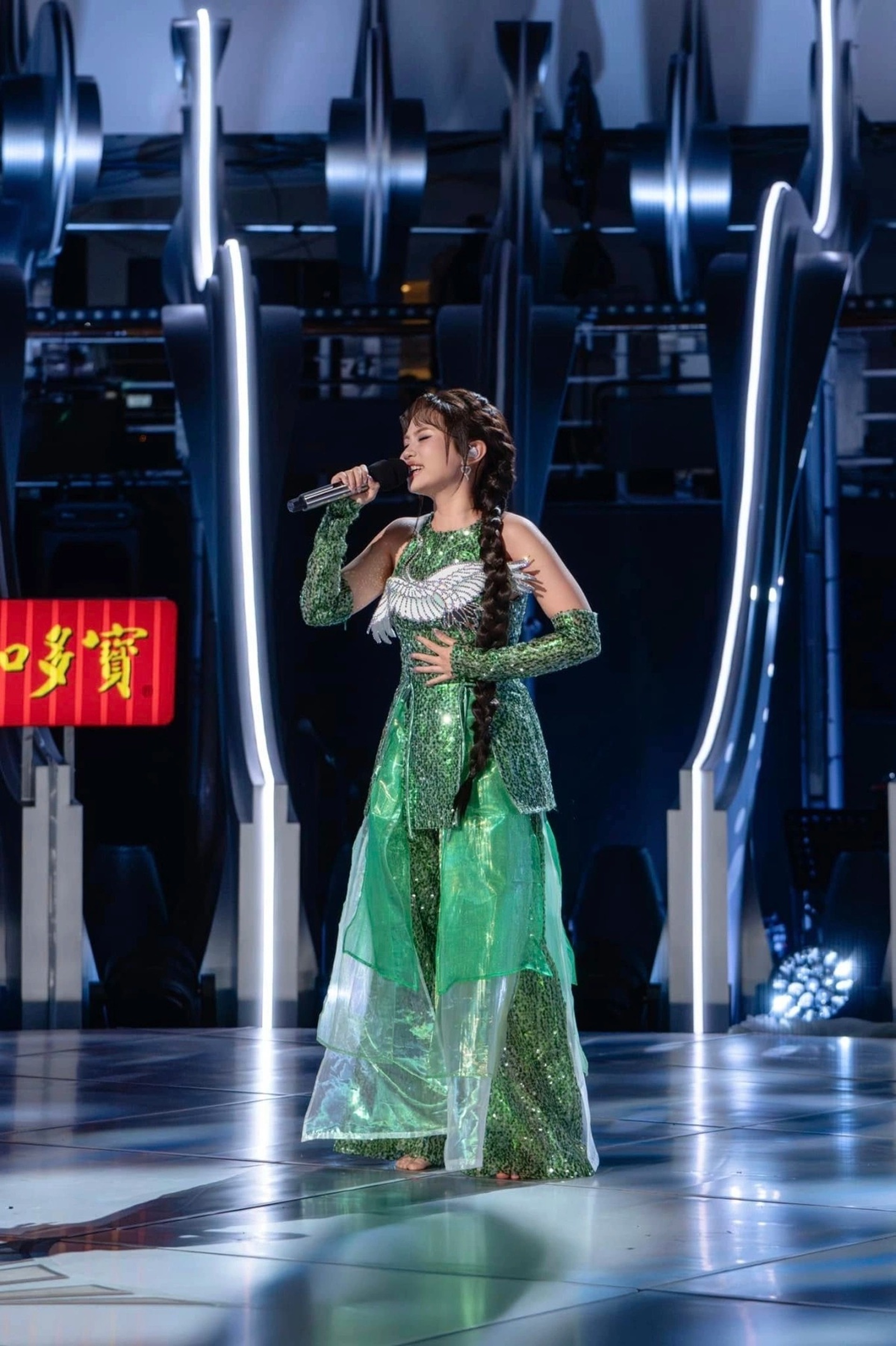 Phương Mỹ Chi gây sốt với 3 trang phục biểu diễn ở cuộc thi hát quốc tế - 10