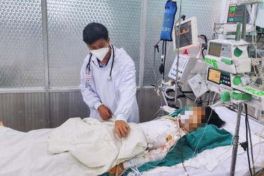 Học chế tạo pháo trên mạng, 2 bé bị thương khắp người, thủng ruột nguy kịch