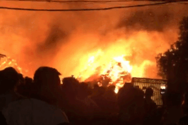 Cháy cực lớn tại cụm công nghiệp ở Nghệ An