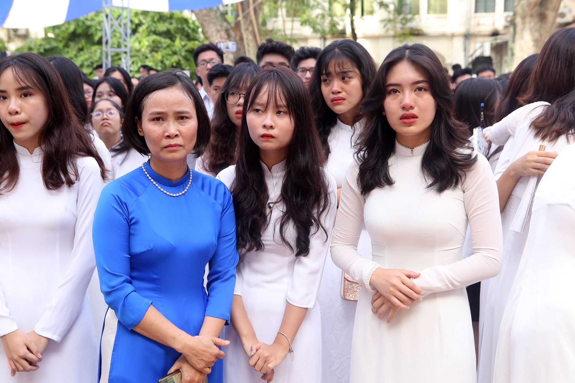 Nữ sinh phố cổ khóc nức nở trong phút chia tay tuổi học trò - 14 Nữ sinh phố cổ khóc nức nở trong phút chia tay tuổi học trò - 14