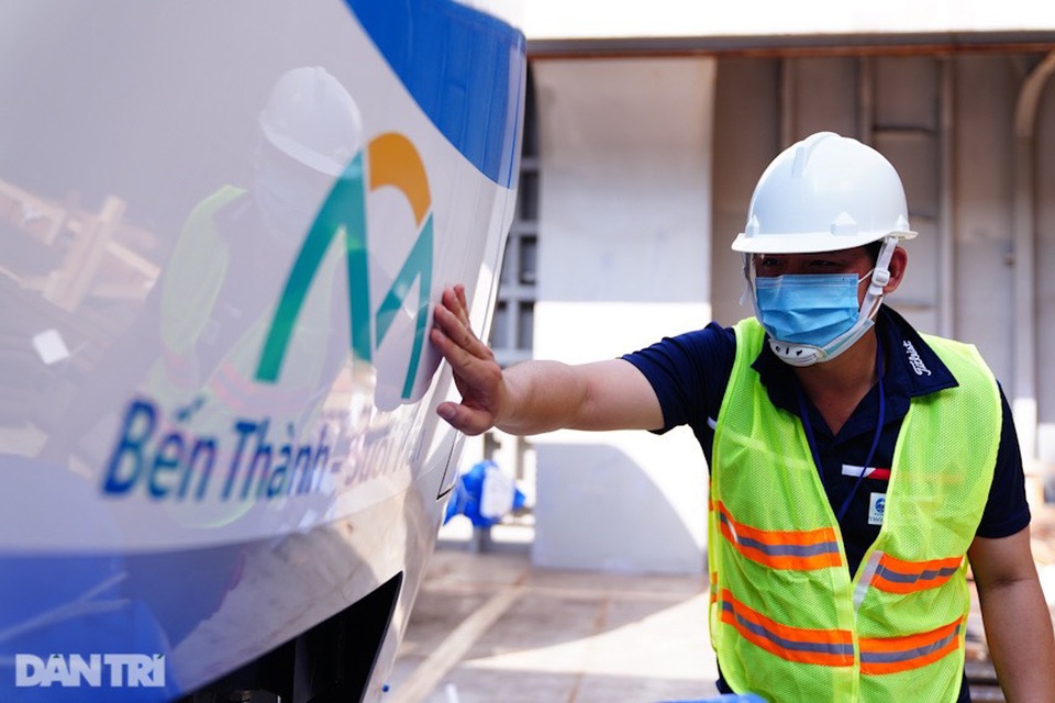 Lộ diện hai đoàn tàu của tuyến Metro số 1 trị giá 2 tỷ đô cập cảng TPHCM - 11 Lộ diện hai đoàn tàu của tuyến Metro số 1 trị giá 2 tỷ đô cập cảng TPHCM - 11